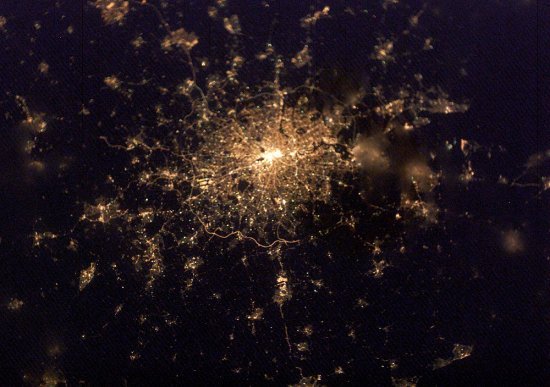 http://antwrp.gsfc.nasa.gov/apod/image/0304/london_iss_full.jpg