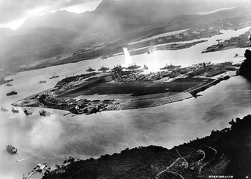 http://commons.wikimedia.org/wiki/Image:Attack_on_Pearl_Harbor_Japanese_planes_view.jpg