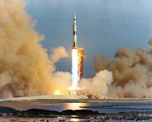 http://commons.wikimedia.org/wiki/Image:Apollo_15_launch_medium_distance.jpg