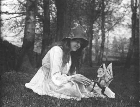 http://upload.wikimedia.org/wikipedia/en/d/d1/Cottingley_Fairies_2.jpg