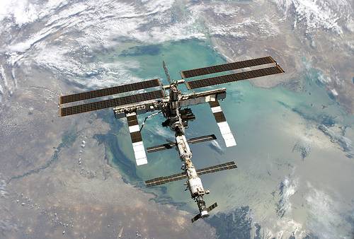 http://commons.wikimedia.org/wiki/Image:ISS_Aug2005.jpg
