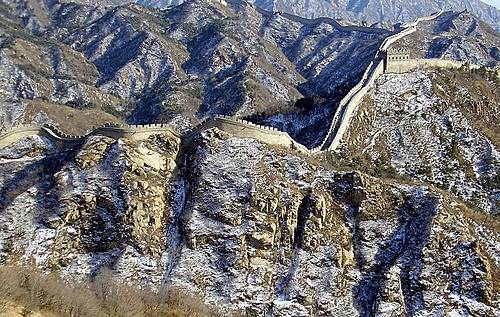 http://commons.wikimedia.org/wiki/Image:GreatWallNearBeijingWinter.jpg