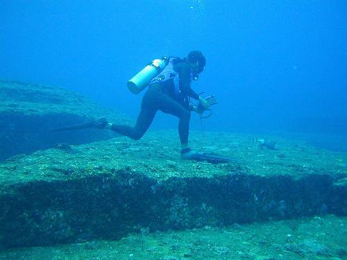 http://commons.wikimedia.org/wiki/Image:Yonaguni_Ruins_Scuba.jpg