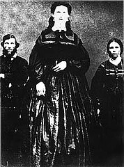 http://commons.wikimedia.org/wiki/File:Anna_Swan_with_her_parents.jpg