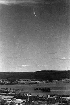 http://commons.wikimedia.org/wiki/File:Ghostrocket_7-09-1946.jpg