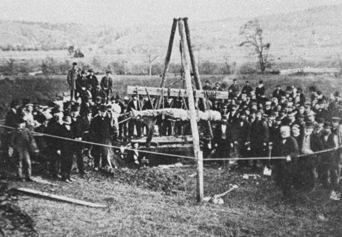 http://commons.wikimedia.org/wiki/Image:Cardiff_giant_exhumed_1869.jpg