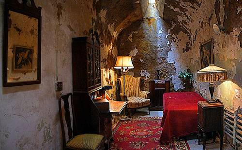 http://commons.wikimedia.org/wiki/File:Al_Capone%27s_Cell_In_Eastern_State_Penitentiary.jpg
