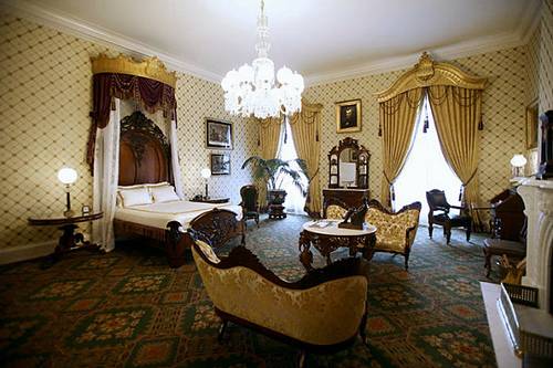 http://commons.wikimedia.org/wiki/File:Lincoln_Bedroom_in_2007.png