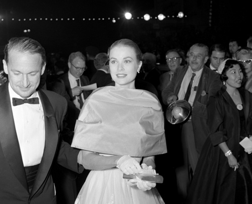 http://commons.wikimedia.org/wiki/File:Grace_Kelly_arriving_at_the_28th_annual_Academy_Awards,_1956.jpg