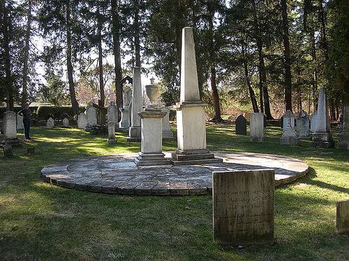 http://commons.wikimedia.org/wiki/File:Stockbridge-cemetery-6.jpg