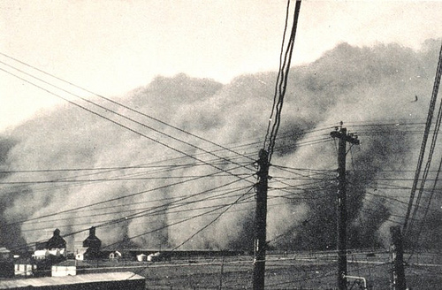 http://commons.wikimedia.org/wiki/File:DustStormInSpearmanTexas19350414.jpg