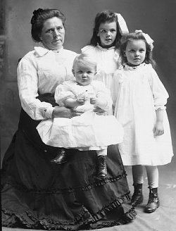 http://en.wikipedia.org/wiki/File:Belle_Gunness_with_children.jpg