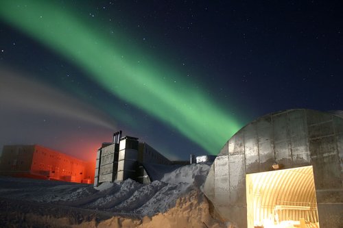 http://en.wikipedia.org/wiki/File:Amundsen-Scott_marsstation_ray_h_edit.jpg