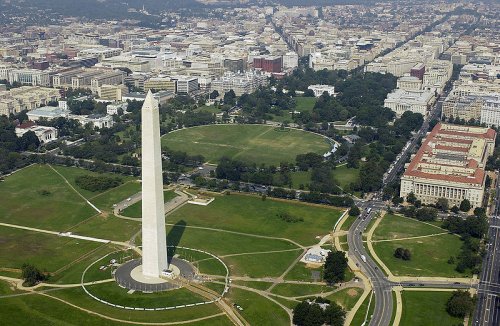 http://commons.wikimedia.org/wiki/File:WashMonument_WhiteHouse.jpg