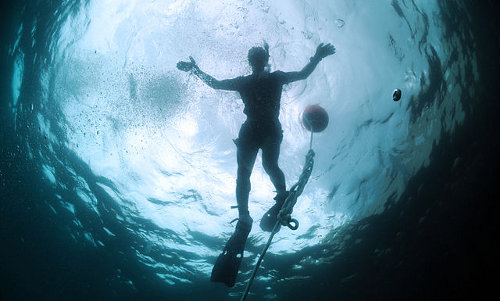 http://commons.wikimedia.org/wiki/File:US_Navy_110607-N-XD935-191_Navy_Diver_2nd_Class_Ryan_Arnold,_assigned_to_Mobile_Diving_and_Salvage_Unit_2,_snorkels_on_the_surface_to_monitor_multi.jpg