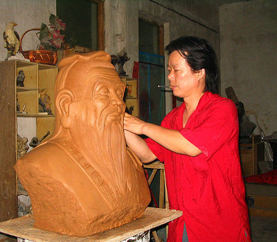 http://commons.wikimedia.org/wiki/File:%E5%AD%94%E5%AD%90%E8%82%96%E5%83%8F%E6%B3%A5%E7%A8%BFMud_draft_sculpture_of_Confucius_portrait.jpg