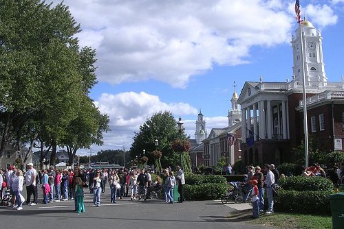 http://commons.wikimedia.org/wiki/File:Avenue_of_States,_The_Big_E,_West_Springfield_MA.jpg