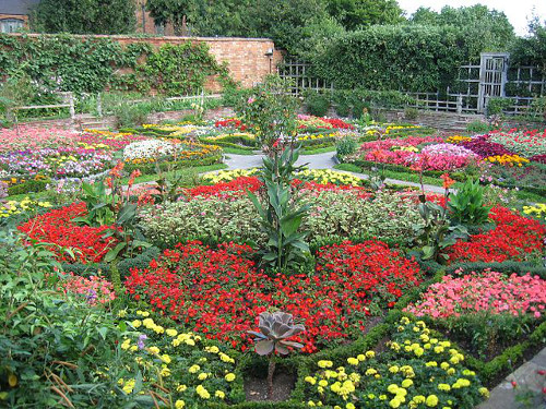 https://commons.wikimedia.org/wiki/File:Knot_Garden_at_New_Place_-Stratford-upon-Avon.jpg