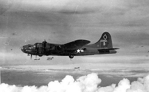 https://commons.wikimedia.org/wiki/File:Boeing_B-17F_42-29513_in_flight,_1943.jpg