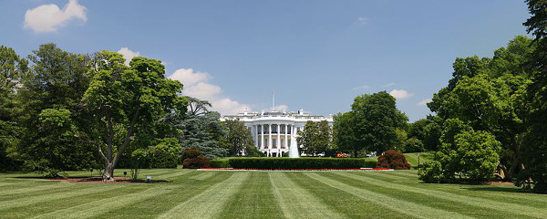 https://commons.wikimedia.org/wiki/File:White_House_lawn.jpg