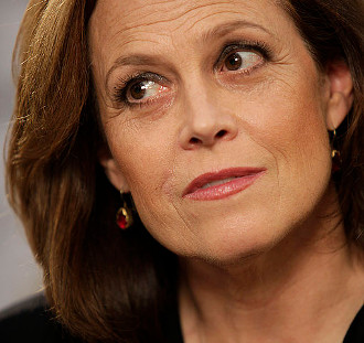 https://commons.wikimedia.org/wiki/File:Sigourney_Weaver2.jpg