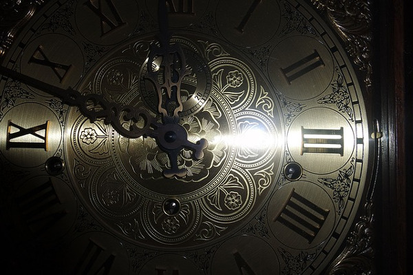 https://pixabay.com/en/clock-face-grandfather-clock-1082319/