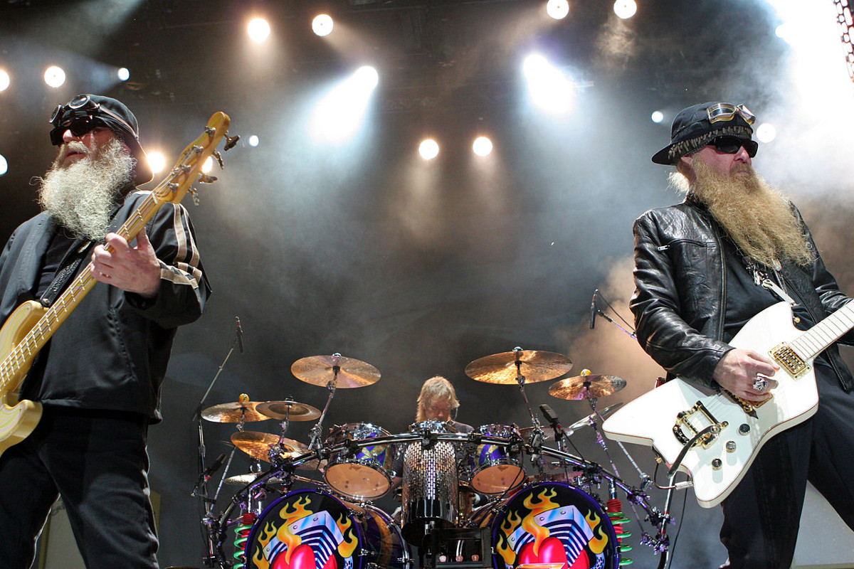 https://commons.wikimedia.org/wiki/File:ZZ_Top_Live.jpg