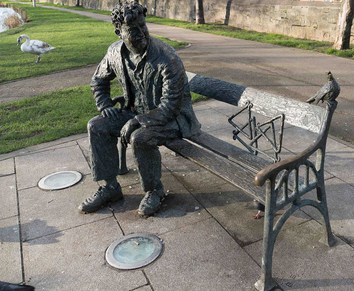 https://commons.wikimedia.org/wiki/File:REMEMBERING_BRENDAN_BEHAN_(PUBLIC_ART_BESIDE_LOCK_2_ON_THE_ROYAL_CANAL)--111891_(24746426639).jpg