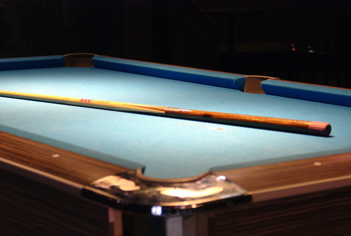 https://pixabay.com/en/table-taco-billiards-109345/