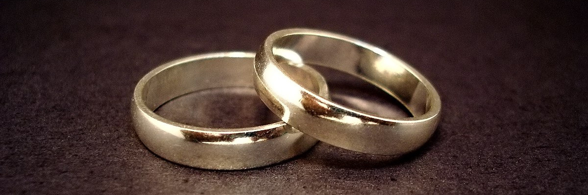 https://commons.wikimedia.org/wiki/File:Wedding_rings.jpg