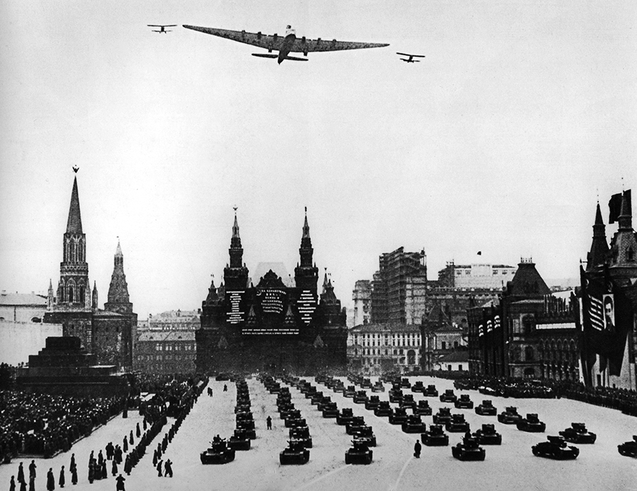 https://commons.wikimedia.org/wiki/File:Tupolev_ANT-20_%22Maxim_Gorky%22_overflying_Red_Square,_Moscow.jpg
