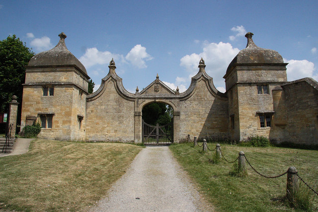 https://commons.wikimedia.org/wiki/File:Campden_House_gates_-_geograph.org.uk_-_1990405.jpg