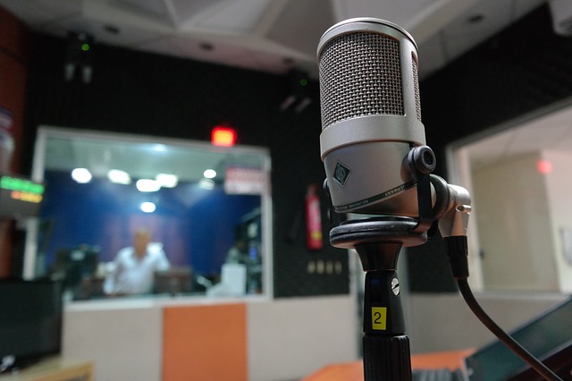 https://pixabay.com/en/microphone-i-am-a-student-radio-1562354/