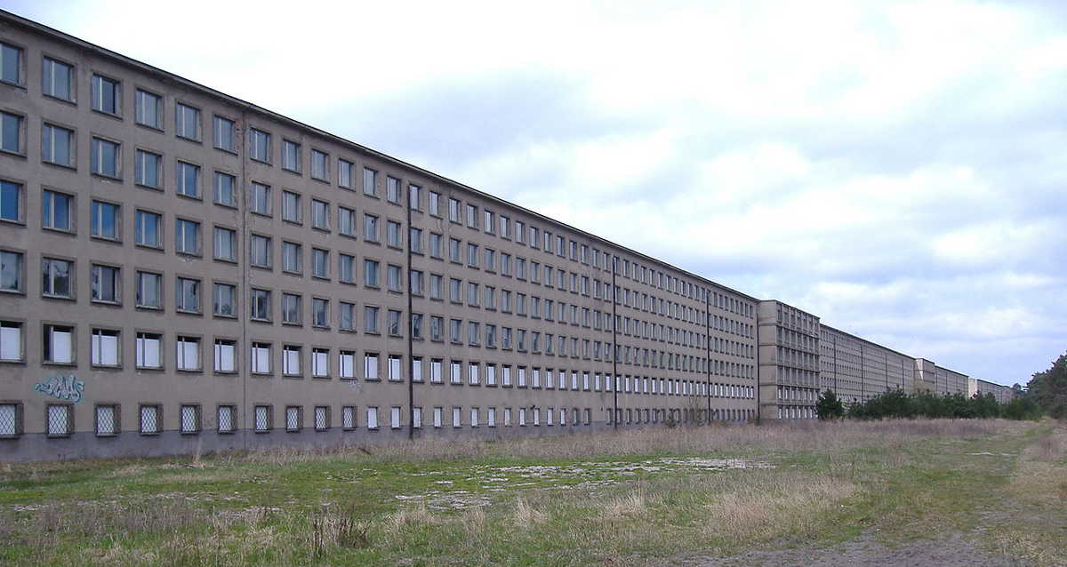 https://commons.wikimedia.org/wiki/File:KdF._Kraft_durch_Freude._Geplantes_Ferienheim_der_Nationalsozialisten_in_Prora_auf_R%C3%BCgen.JPG