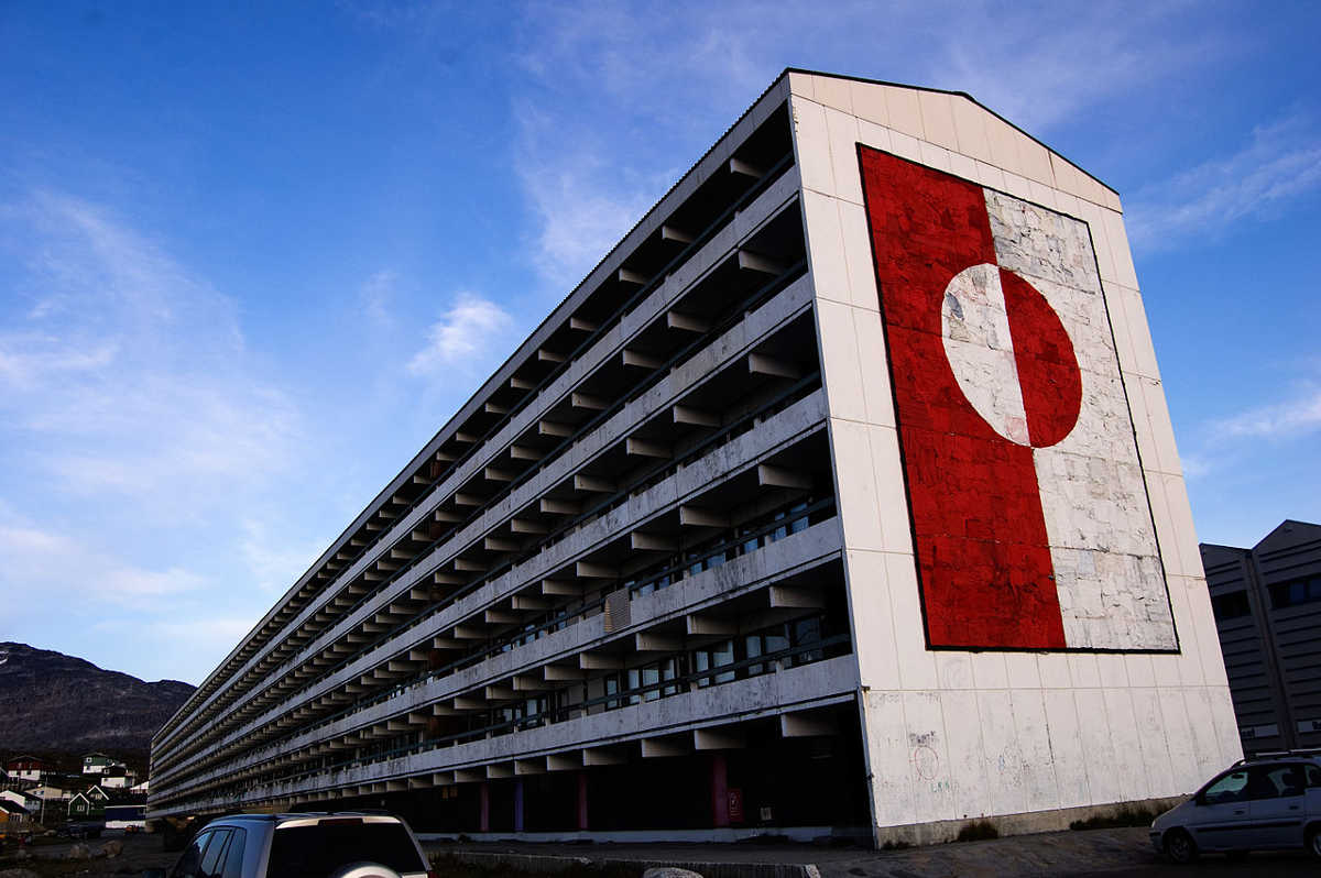 https://commons.wikimedia.org/wiki/File:Greenland_flag_on_building.jpg