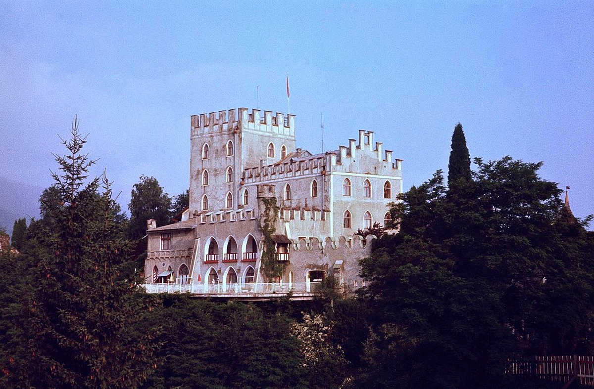https://commons.wikimedia.org/wiki/File:Schloss_Itter_in_1979.jpg