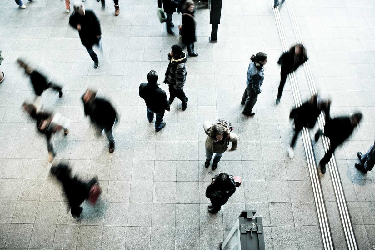 https://pixabay.com/en/pedestrians-rush-hour-blurred-urban-1209316/