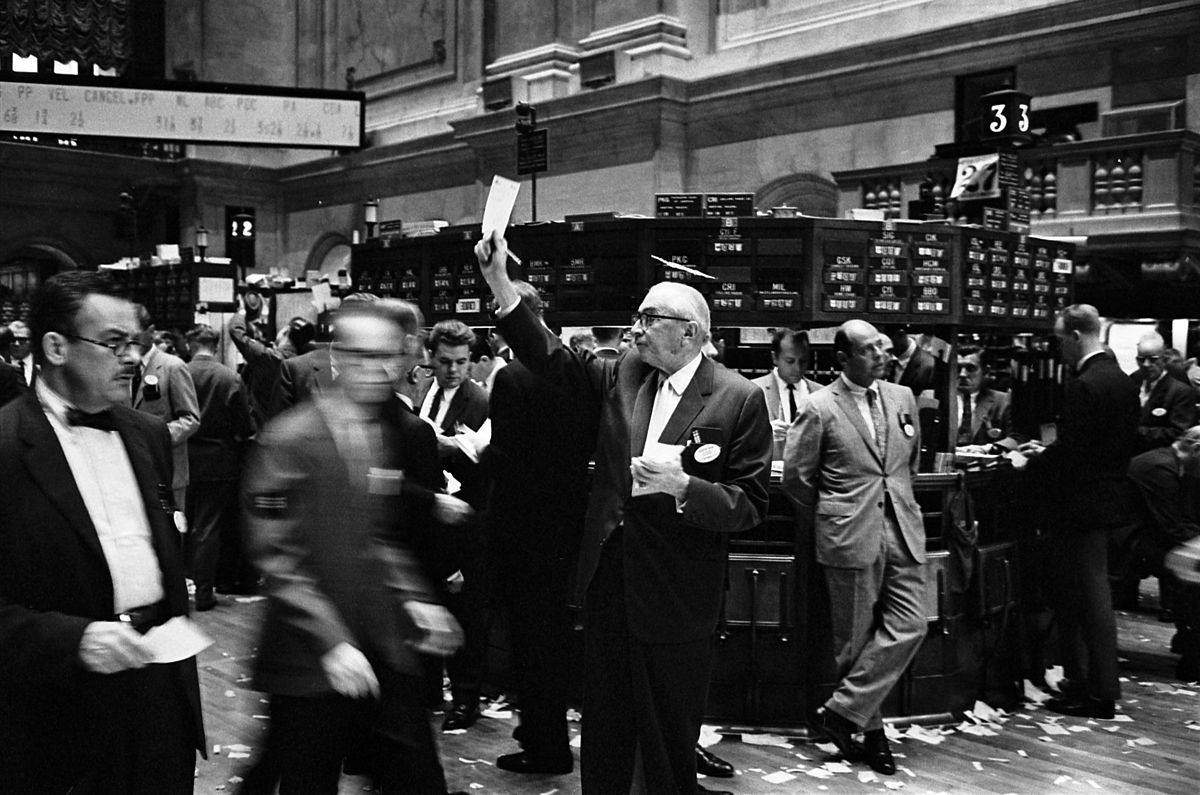 https://commons.wikimedia.org/wiki/File:NY_stock_exchange_traders_floor_LC-U9-10548-6.jpg