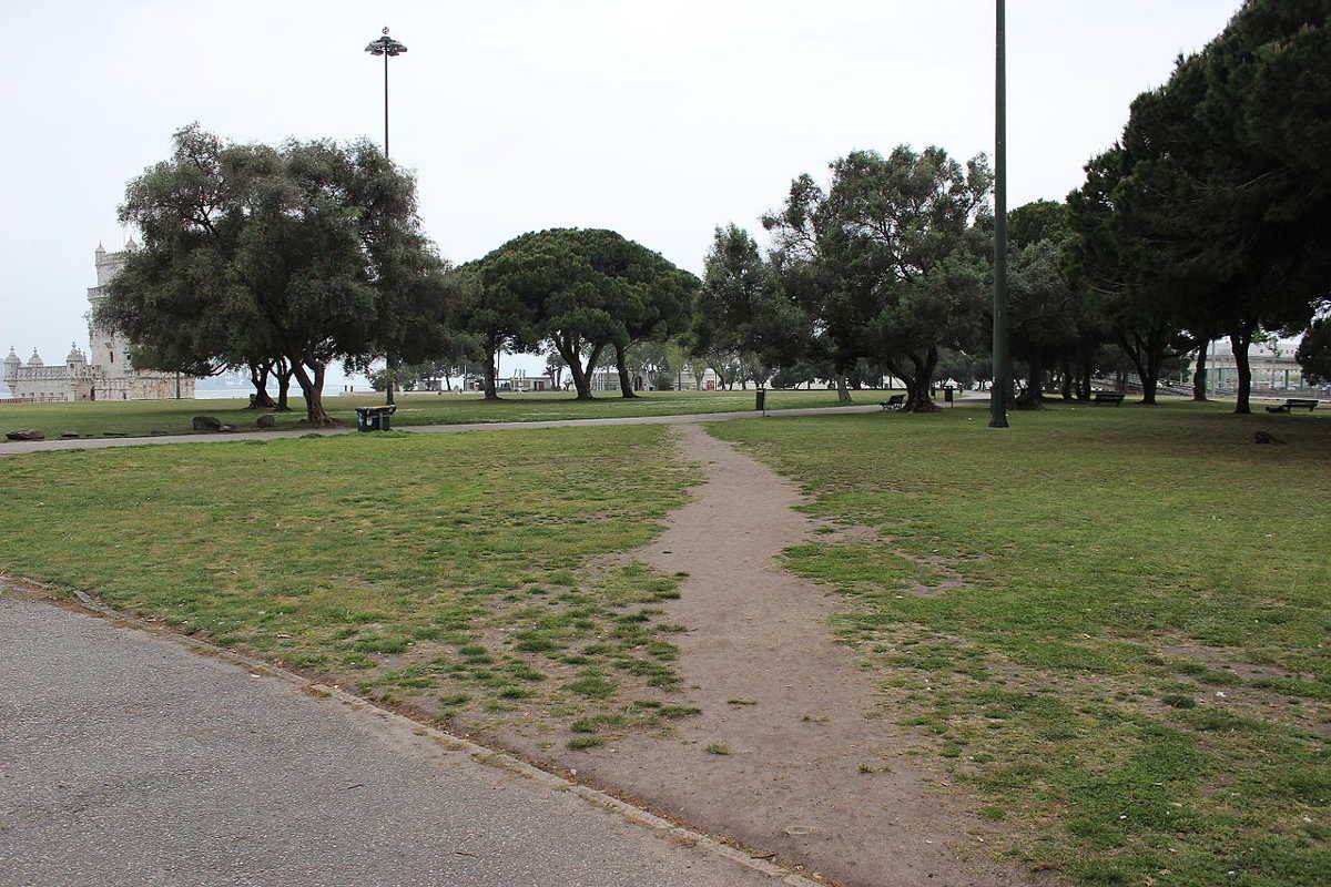 https://commons.wikimedia.org/wiki/File:Desire_path_(19811581366).jpg