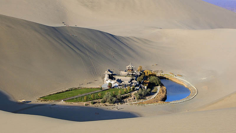 https://emorfes.com/2017/05/22/crescent-lake-an-oasis-in-the-gobi-desert/