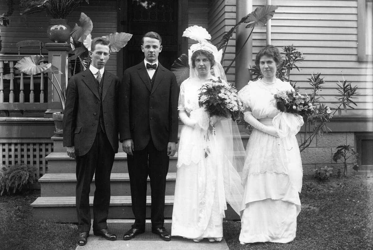 https://commons.wikimedia.org/wiki/File:Bride,_groom,_maid_of_honor,_and_best_man_at_Bryce_Gillespie_wedding_1914_(3191749612).jpg