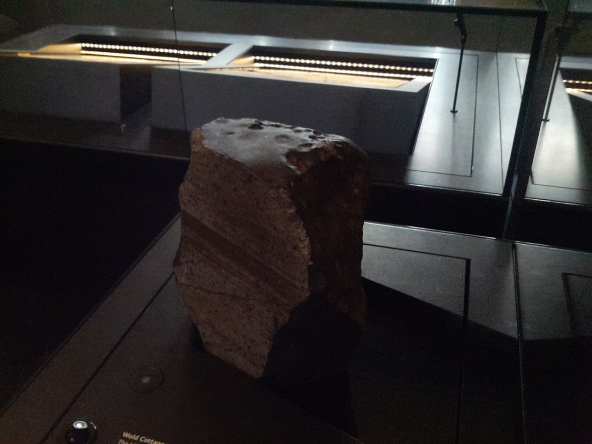 https://commons.wikimedia.org/wiki/File:Wold_Cottage_meteorite,_Treasures_Exhibition,_Natural_History_Museum_12.jpg