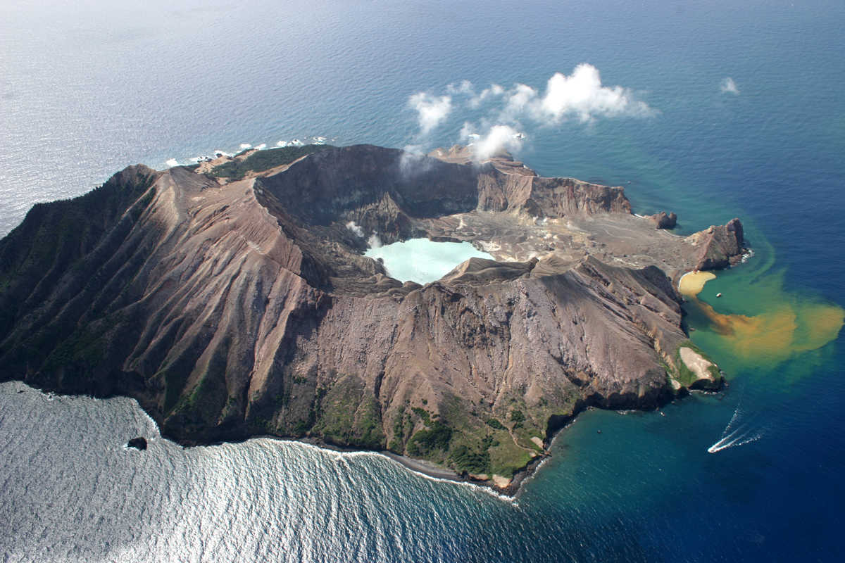 https://commons.wikimedia.org/wiki/File:White_Island,_New_Zealand.jpg