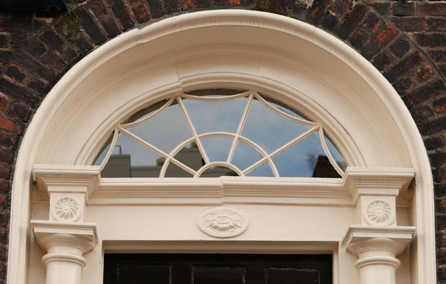 https://commons.wikimedia.org/wiki/File:Fanlight,_Belfast_-_geograph.org.uk_-_1531243.jpg