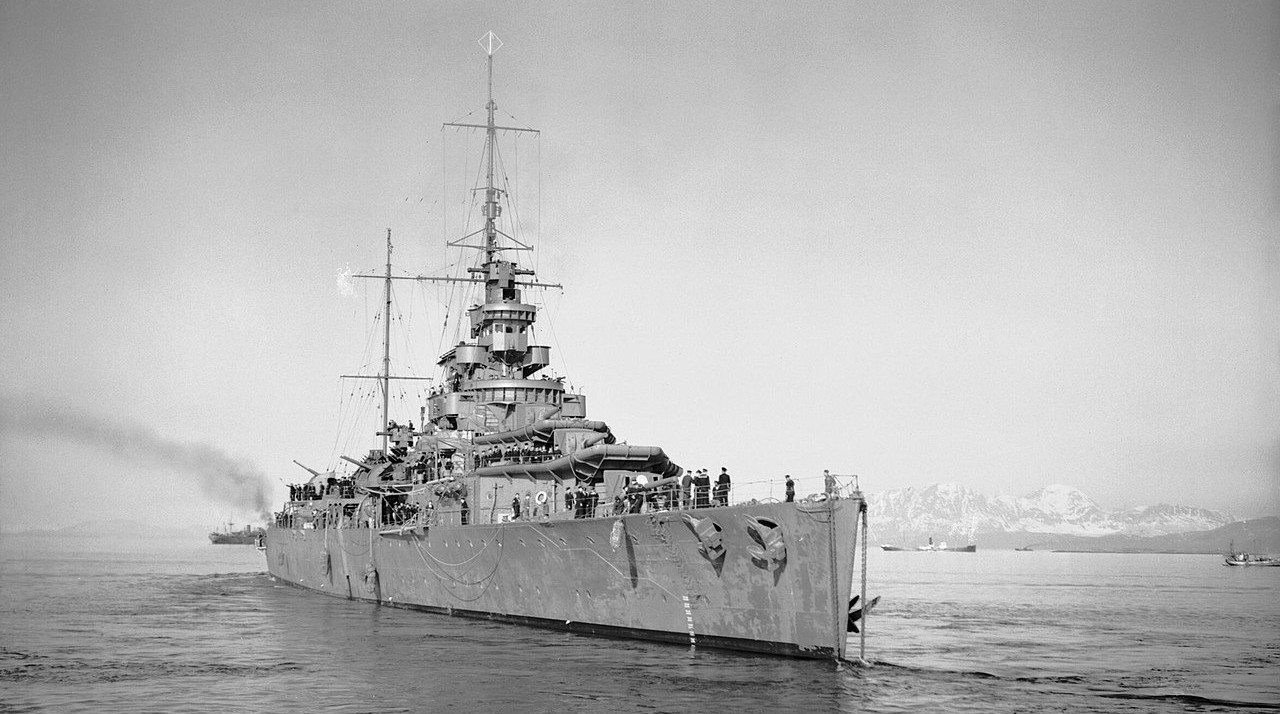 https://commons.wikimedia.org/wiki/File:HMS_EFFINGHAM_in_Norway,_16_May_1940._N246.jpg