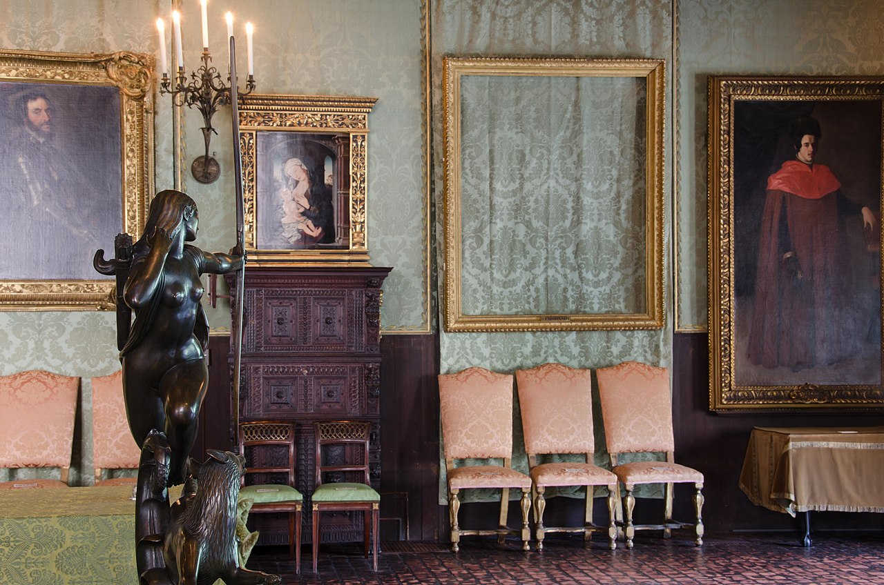 https://commons.wikimedia.org/wiki/File:Empty_Frames_at_Isabella_Stewart_Gardner_Museum.jpg