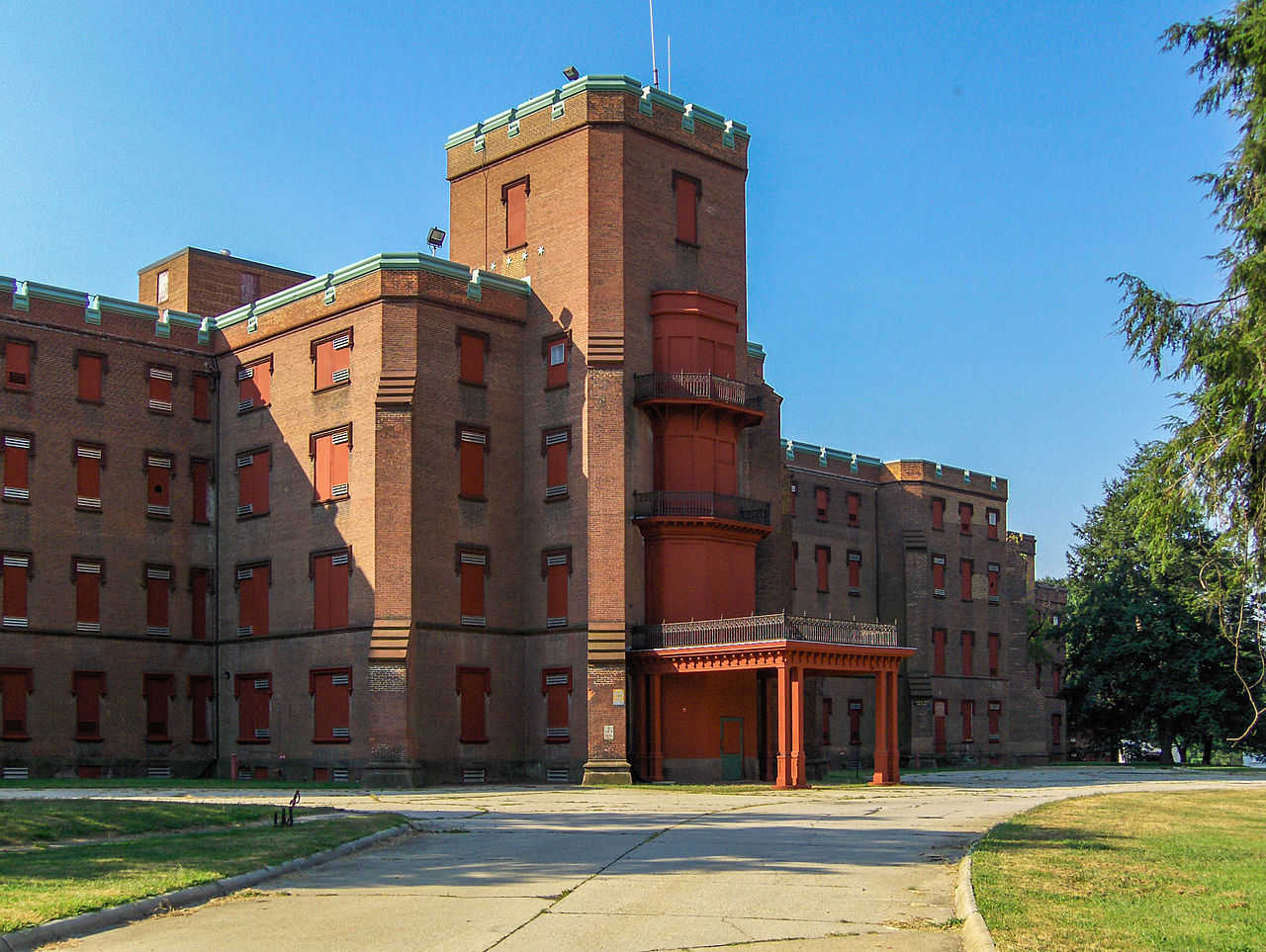 https://commons.wikimedia.org/wiki/File:Center_building_at_Saint_Elizabeths,_August_23,_2006.jpg