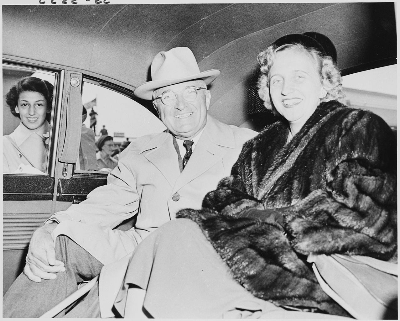 https://commons.wikimedia.org/wiki/File:Photograph_of_President_Truman_and_his_daughter_Margaret_Truman_in_the_back_of_their_limousine,_upon_their_return..._-_NARA_-_200211.jpg