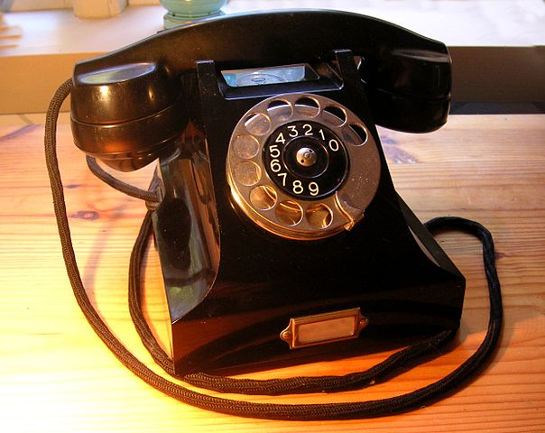 https://commons.wikimedia.org/wiki/File:Ericsson_bakelittelefon_1931.jpg