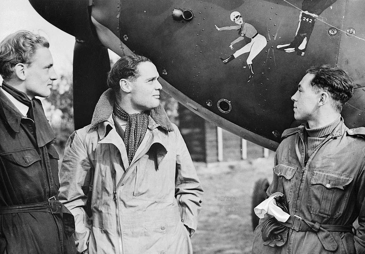 https://lv.wikipedia.org/wiki/Att%C4%93ls:Squadron_Leader_Douglas_Bader_(centre)_and_fellow_pilots_of_No._242_Squadron,_Flight_Lieutenant_Eric_Ball_and_Pilot_Officer_Willie_McKnight,_admire_the_nose_art_on_Bader%27s_Hawker_Hurricane_at_Duxford,_October_1940._CH1412.jpg